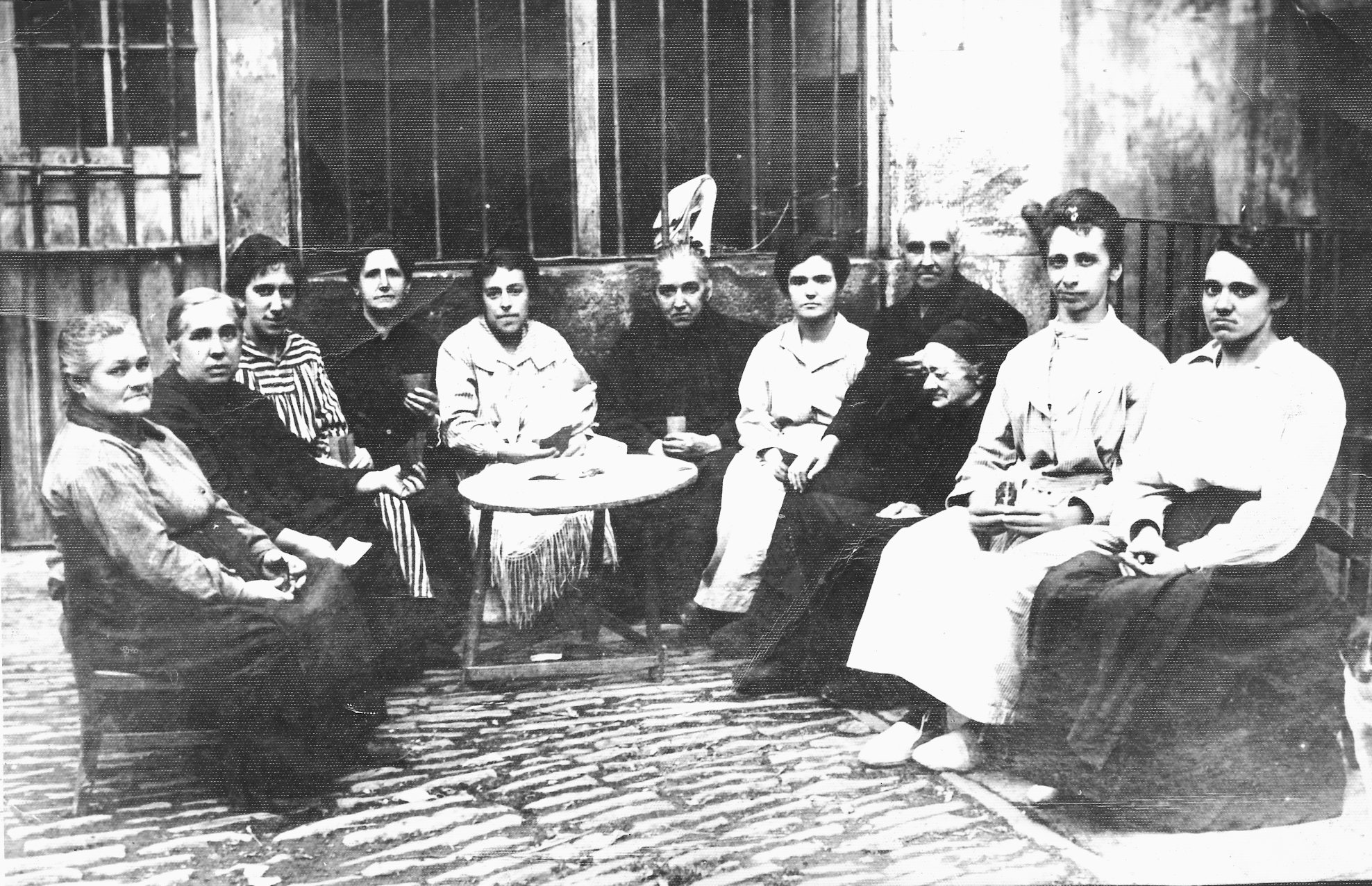 Mujeres en Arraindikale, a principios del siglo XX. Foto: Egoibarra