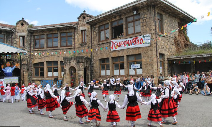 Dantzaris en Asua. Foto: Santi Neira 
