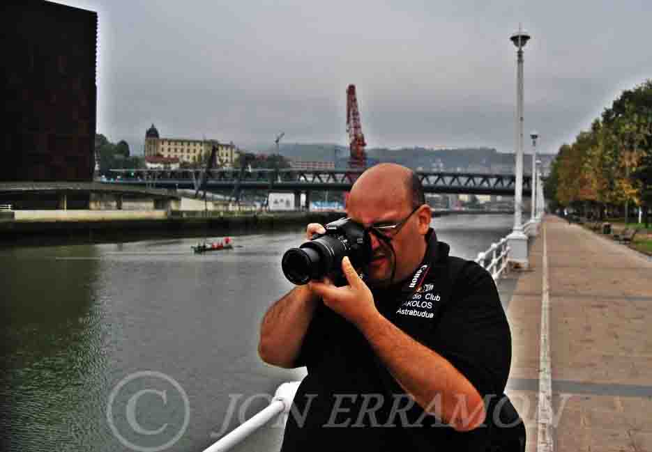 La gente de Radio Club Takolo se desplazó ayer a Bilbao para disfrutar con la fotografía.