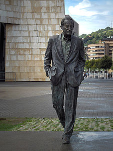 wikipedia.org es la dueña de esta foto, que muestra la estatua de Ramón Rubial en Bilbao.