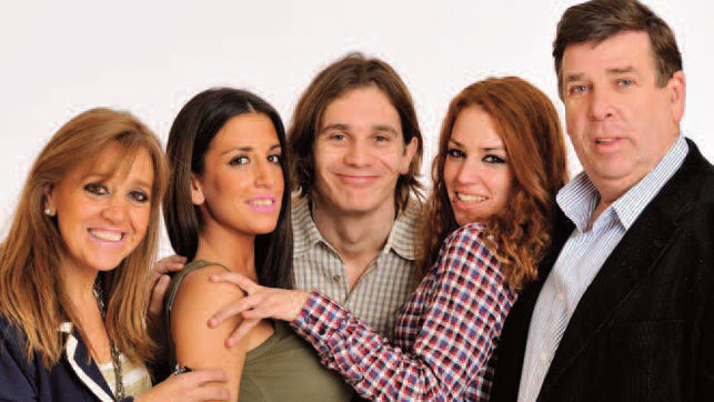 La imagen, que es de cuatro.com, muestra a la familia San Sebastián, participantes en "Perdidos en la tribu".