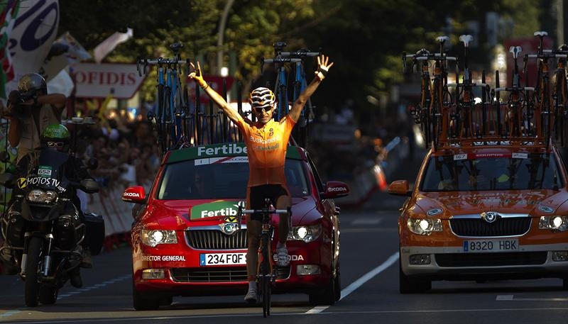 La imagen, de EFE, recoge un momento clave en la carrera de Igor Antón: nuestro vecino entra vencedor en la meta de Bilbao de la Vuelta a España 2011.