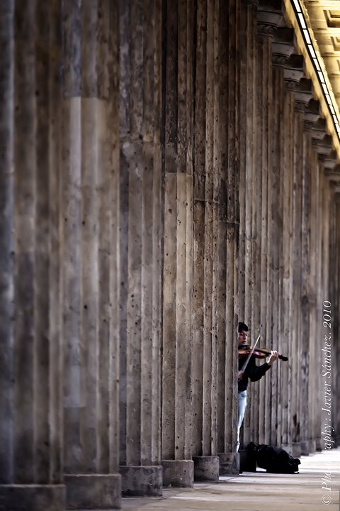 tocando el violín. altes Musseum. Berlin