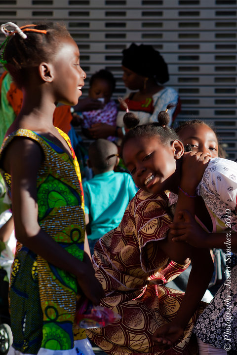 niñas africanas jugando en la calle, vitoria