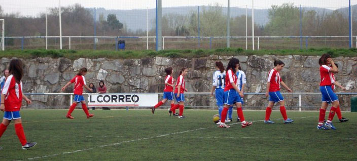 Tras su victoria en Gasteiz, el CD Laudio lidera su grupo de Copa. En la imagen, las jugadoras alavesistas se disponen a sacar tras uno de los dos goles laudioarras.