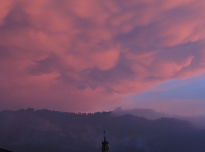Esta espectacular imagen del cielo de Llodio, que lleva la firma de Miren Orueta, se ha convertido la imagen de nuestro blog.