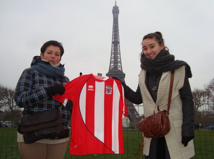 A Leire Menoyo, según expuso en el muro, le encantó esta foto: la camiseta del Laudio, ante la Torre Eiffel.
