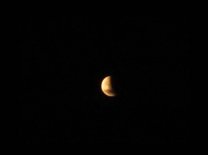 Hugo Bermejo acertó a captar anoche esta imagen de la Luna, en pleno eclipse.