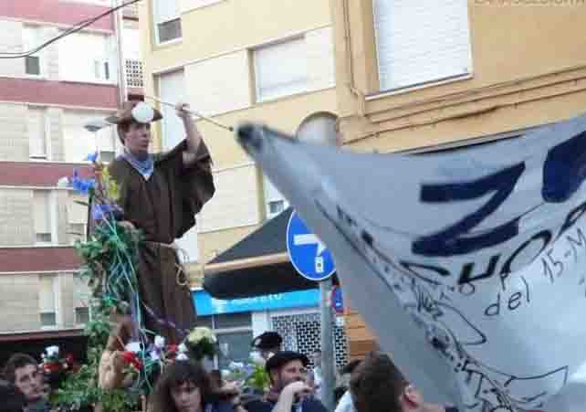 Las fiestas de San Roke 2011, como refleja esta foto de Joas, llenaron de buen humor las calles de Llodio.