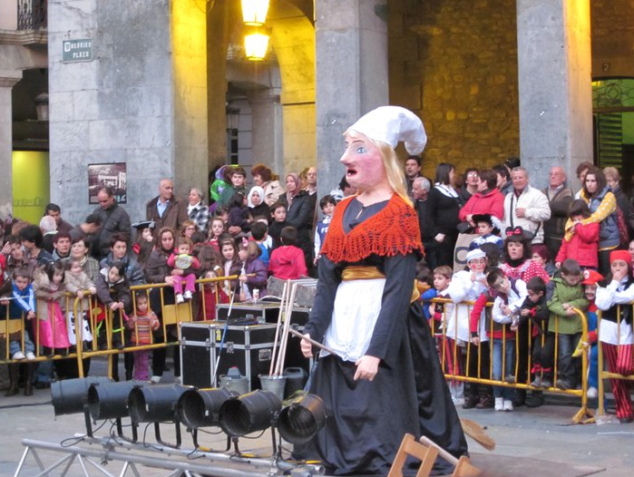 La Bruja de Leziaga, que aparece, en esta foto de Hugo Bermejo, en la Herriko Plaza, es la reina del Carnaval de Laudio.