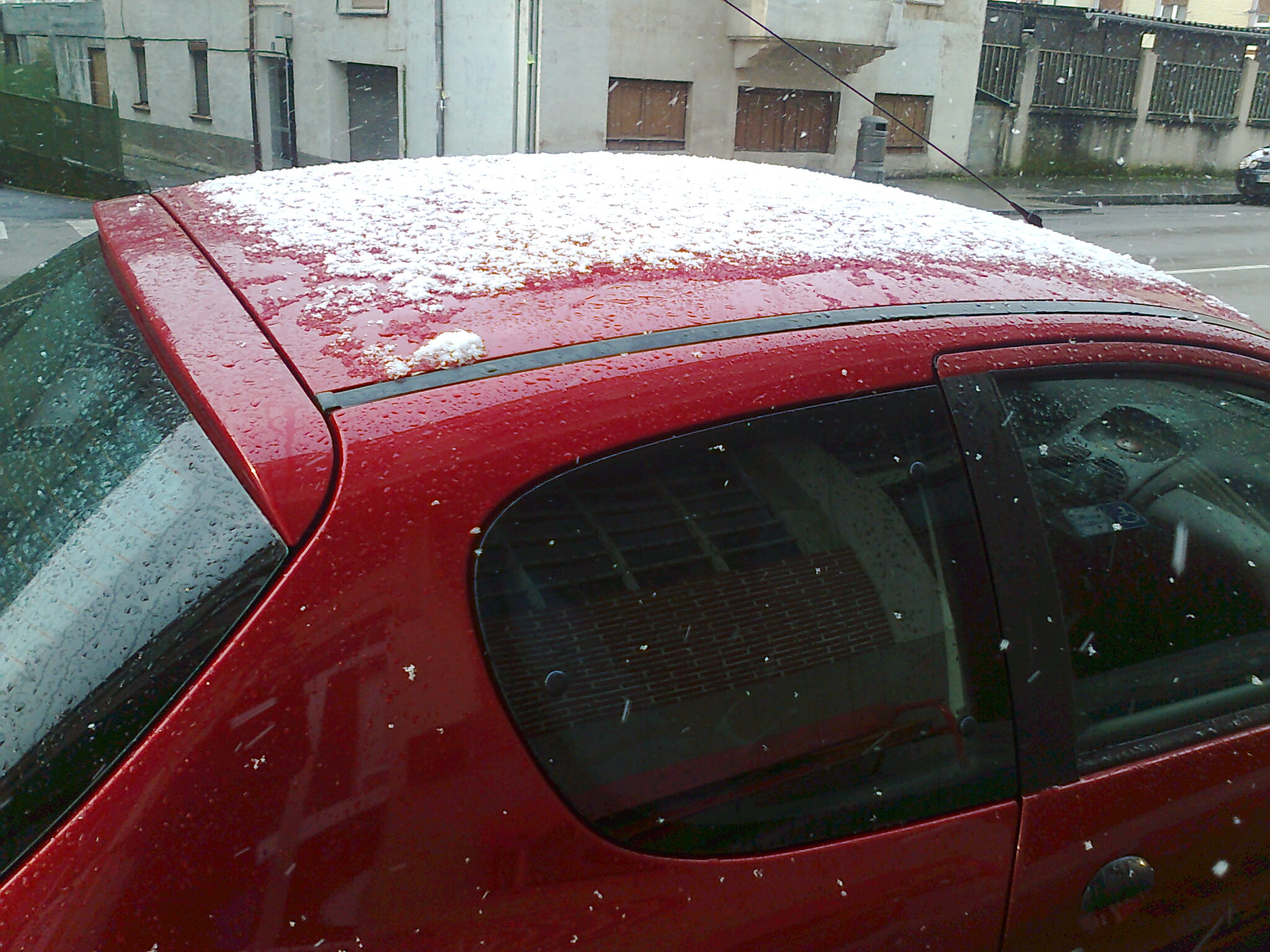 En algunos momentos del día, la nieve ha caído con cierta intensidad en Laudio.
