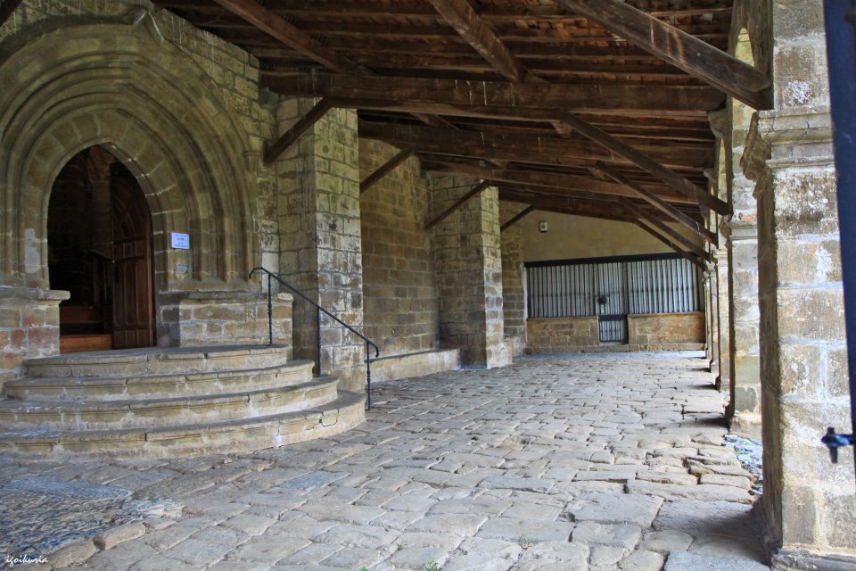 Este es el pórtico de la ermita-monasterio de Santa Lucía.