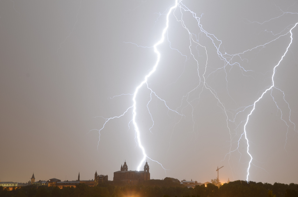 Mikel Urío firma esta fotografía; asistimos a un momento de la tormenta que ayer se registró en Pamplona.