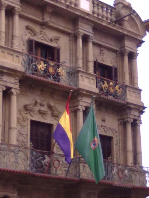 Como muestra la imagen que dejó en el muro Maria Clara, la bandera de la República española permaneció izada, con motivo del rodaje de una película, en el Ayuntamiento de Pamplona.