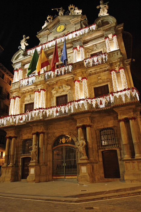 Fachada navideña iluminada del Ayuntamiento de Pamplona