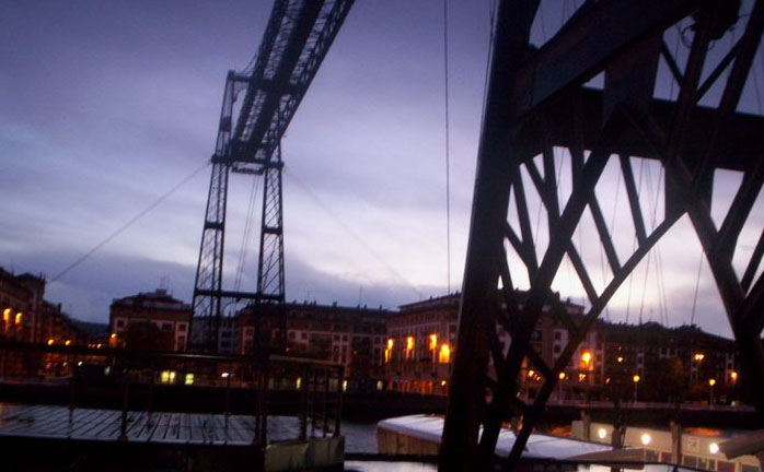 Una preciosa perspectiva del Puente Colgante, firmada por Jose Manuel Raño.