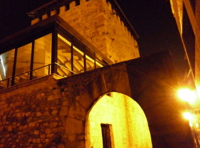 Vista nocturna de la Torre Salazar. Foto de Jesus Polo.