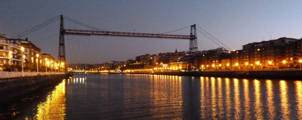 Preciosa vista del Puente Colgante al anochecer FOTO: Mikel Otxoa