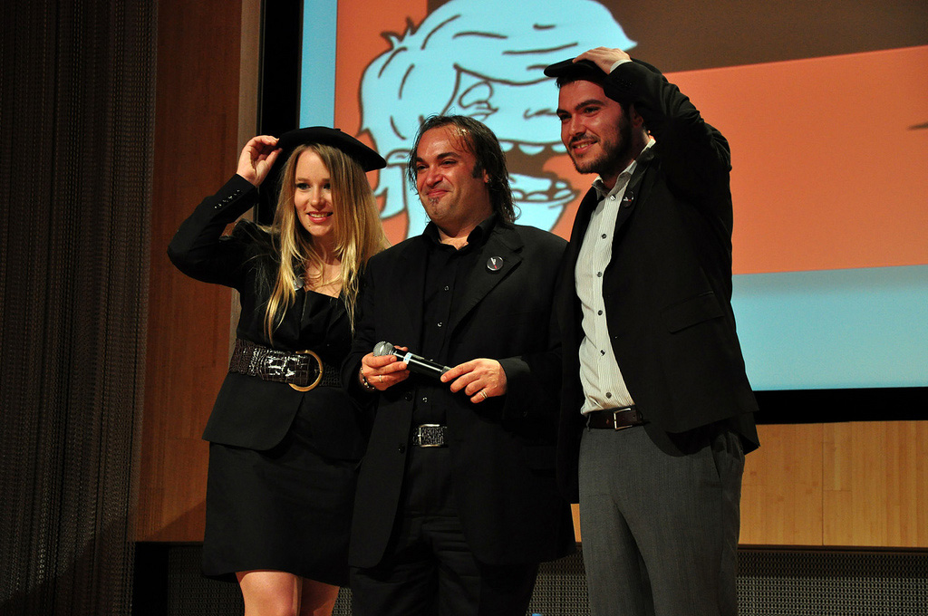 Jess Thomas y Leslie Bradshaw con Massimo Burgio en medio, poniéndose su "txapela" durante Nonick 2010. Foto Iñigo Merino