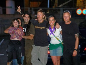Leire Montero, con algunos componentes y amigos de Macaco.