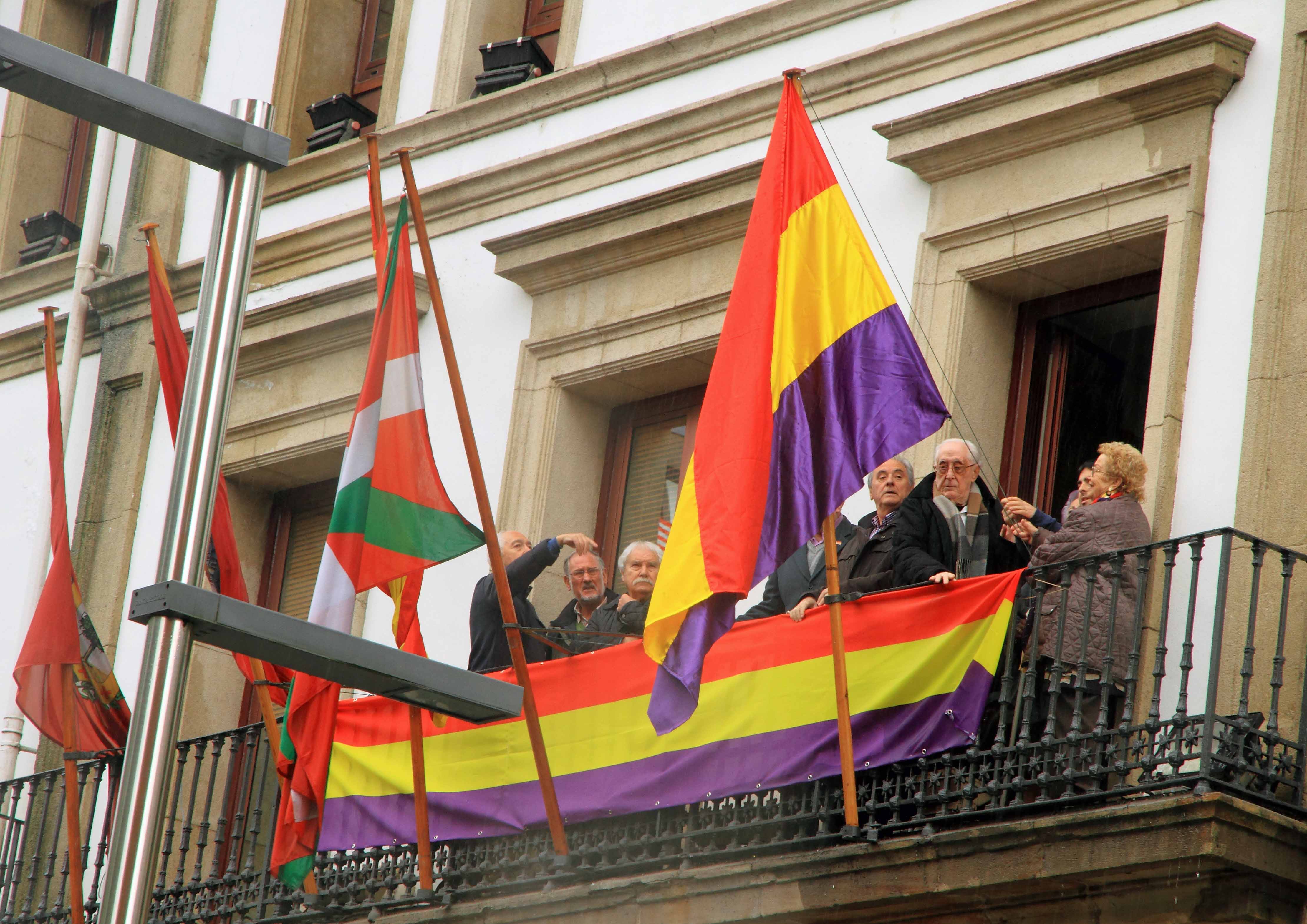 Momento de la izada de la bandera republicana en el Ayuntamiento de Sestao.