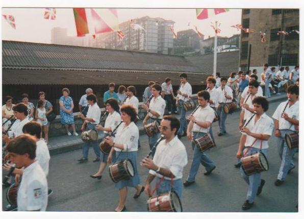 50 años de danza y txistu bien merecen una celebración. La imagen recoge un momento de un festejo callejero en Sestao.