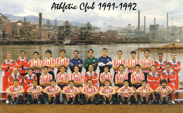 La plantilla que completó el Athletic de la temporada 91-92, con el sestaotarra Fidel Uriarte en el equipo técnico, posa en el póster de aquel año, con AHV como fondo. La imagen está en la web miathletic.com.