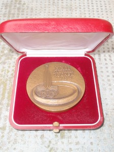 La medalla en el interior de la caja.