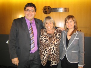 Pablo Mongelos , Director General de Lagún Aro, con Anna María Campo (entonces presidenta de Stop Accidentes) y Amparo López, Directora de Tráfico del Gobierno Vasco en diciembre del 2009.