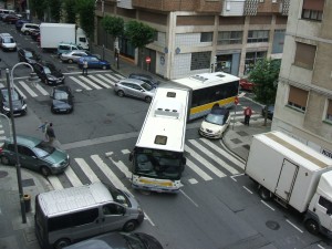 Coches mal estacionados impiden el paso del autobús.      Foto Llum Saumell