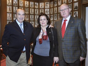 Koldo Aguirre y  José Mari Argoitia con una delegada de la federación de Peñas del Athletic. Foto web Athletic Club