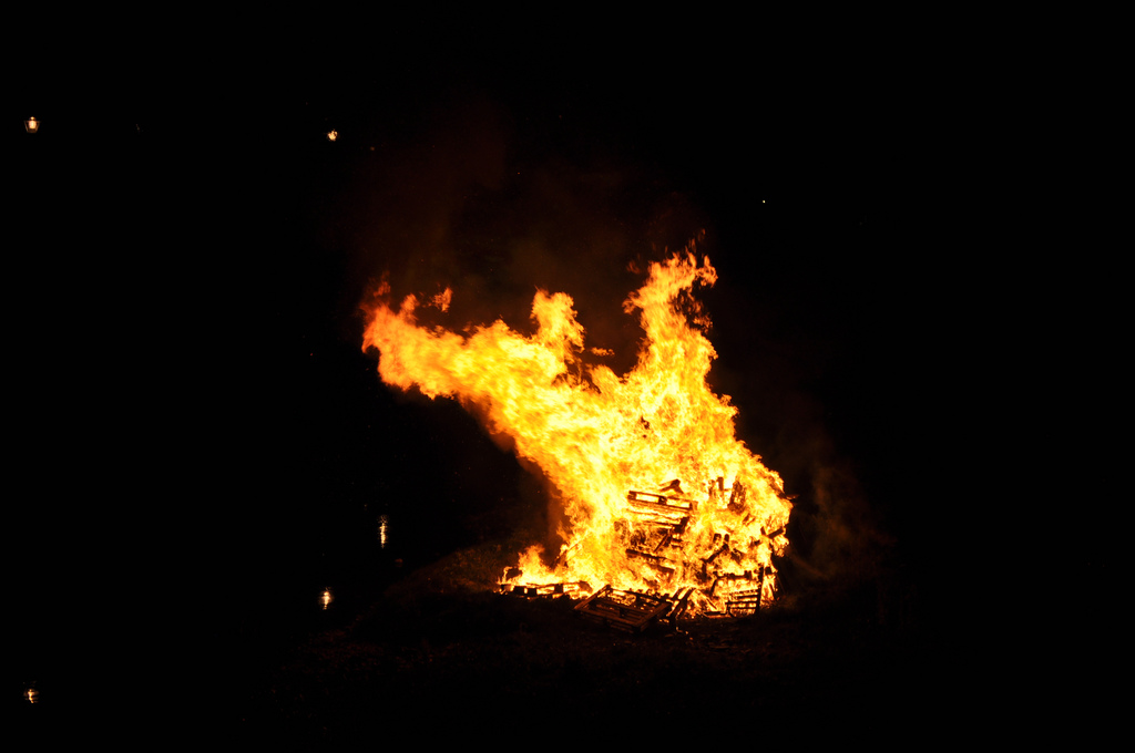 En la imagen, que es de Iñigo Lamelas, observamos una hoguera encendida en la noche de San Juan de 2011.