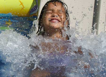 Con el calor que va a hacer, lo mejor es pegarse un baño. La foto es de la web todoalergias.com.