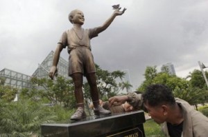 Estatua de un jóven Obama instalada en un parque de Jakarta