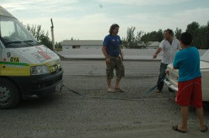 Una familia nos remolcó con su coche hasta el taller.Álvaro habla con el "buen samaritano" que enganchó la ambulancia a su automóvil. Andrés estaba haciendo la foto, claro.