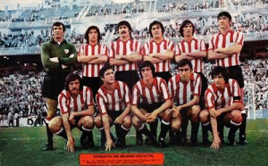 Arriba, de izquierda a derecha: Iribar, Escalza, Astrain, Gisasola, Rojo II, Madariaga; agachados: Lasa, Villar, Carlos, Zabalza y Rojo I. Temporada 74-75.