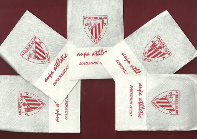 El escudo de nuestro club, en unas servilletas.