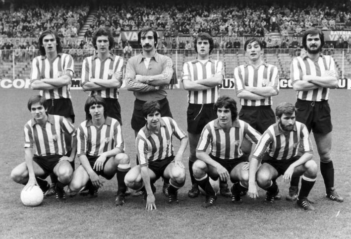 Txema Noriega, el cuarto, empezando por la izquierda, de la fila de jugadores que están agachados, marcó, en 1984, un gol, en Valencia, que dio media Liga al Athletic.