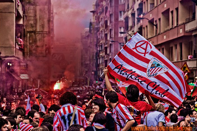 Cientos de hinchas del Athletic colapsan la calle, en esta imagen que llevó al muro Julen.