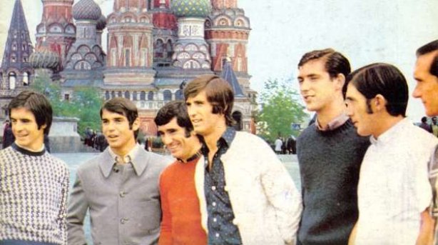 De izquierda a derecha, Txetxu Rojo, Antón Arieta, Félix Zubiaga, Carlos, Iñaki Igartua y Txutxi Aranguren. Los leones visitaban Moscú, en 1973, para jugar ante el Torpedo. La histórica foto está obtenida de la web deia.com.