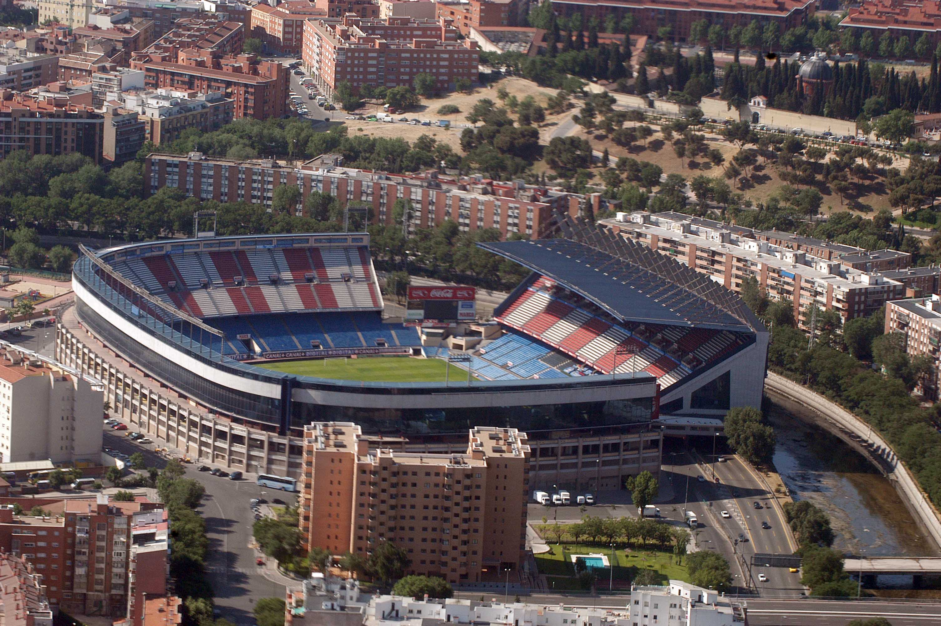 Imagen del Vicente Calderón, estadio en el que el Athletic ganará la Copa de 2012, y de su entorno. Foto: tulollevas.com