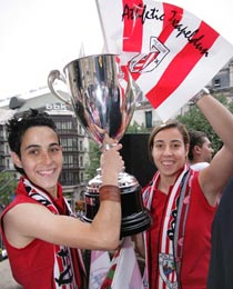 Marta Moreno y Ainhoa Tirapu muestran, con orgullo, el trofeo de la Superliga de 2007. La foto está en la web harrobi.com.