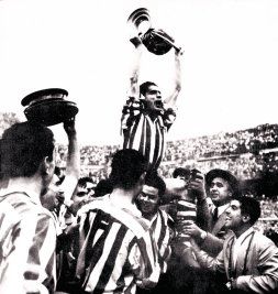 En la web zurigorri100x100athletic.blogspot.com muestran esta imagen, espectacular, de Piru Gainza levantando al cielo de Madrid la Copa de 1956.