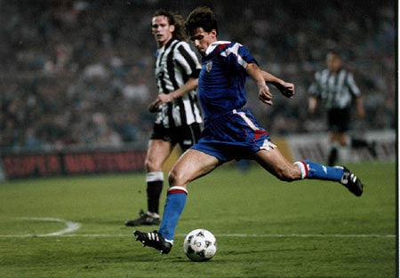 Cuco Ziganda hizo casi 100 goles como rojiblanco, pero uno de los más importantes lo consiguió vestido, curiosamente, de azul. Se lo llevó el Newcastle, en esta acción que vemos en la imagen de europaenjuego.wordpress.com.