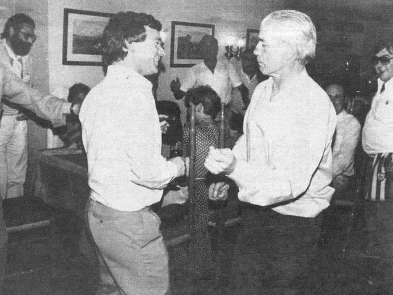 Piru Gainza, el Brujo de Dos Caminos, baila con Javi Clemente, en Las Palmas, horas después de que el Athletic se hubiera proclamado campeón de Liga en 1983. La foto está tomada de la web zurigorri100x100athletic.blogspot.com.es.