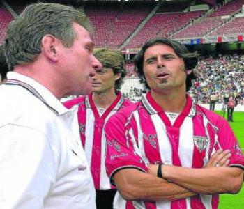 Jupp Heynckes conversa con Rafa Alkorta, en presencia de Julen Guerrero, en San Mamés. El actual técnico del Bayern convenció a la afición de San Mamés con un fútbol atrevido y espectacular.