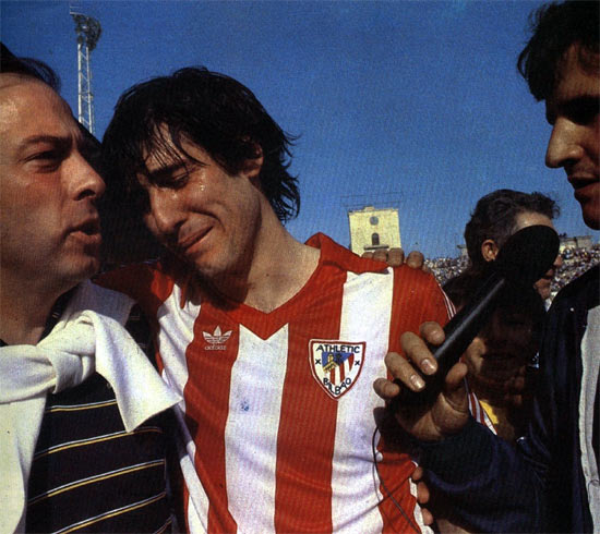 Manolo Sarabia no pudo contener las lágrimas, el 1 de mayo de 1983, cuando el Athletic obtuvo su séptimo título de Liga. Foto: harrobi.com