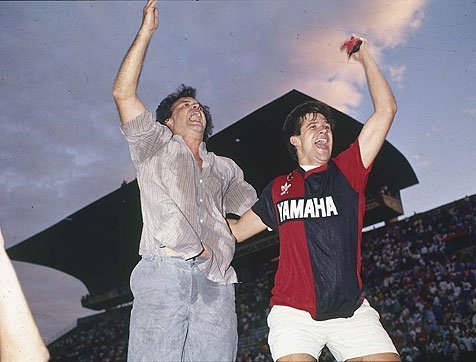 La foto, obtenida de la web futbolpasion.cl, muestra a un Marcelo Bielsa feliz, en 1990, tras lograr un título con Newell's.