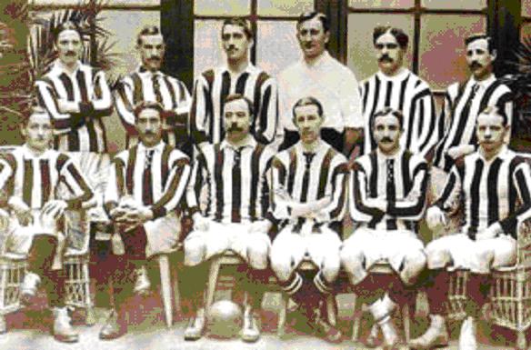 El equipo de 1910 posa para el fotográfo ya con la elástica rojiblanca. La foto está obtenida de la web cuadernosdefutbol.com.