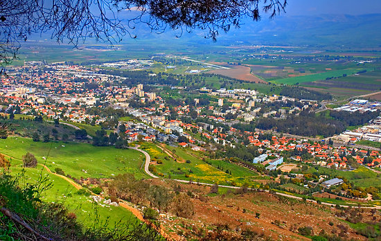 La foto, obtenida de la web redbubble.com, muestra una vista aérea de la ciudad israelí de Kiryat Shmona.